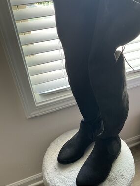 Black Over-the-Knee Women's Boots - Classic Suede Look